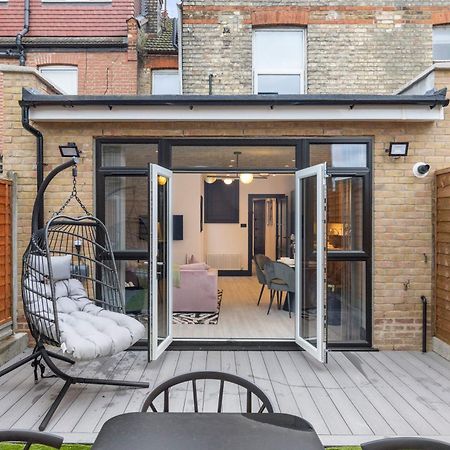 Unwind In Style 2Br With Cozy Backyard For Groups Apartman London Kültér fotó