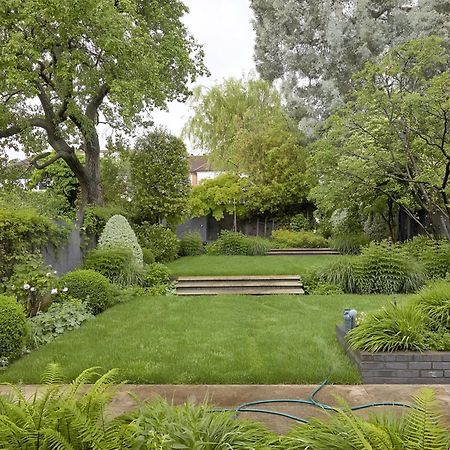 Unwind In Style 2Br With Cozy Backyard For Groups Apartman London Kültér fotó