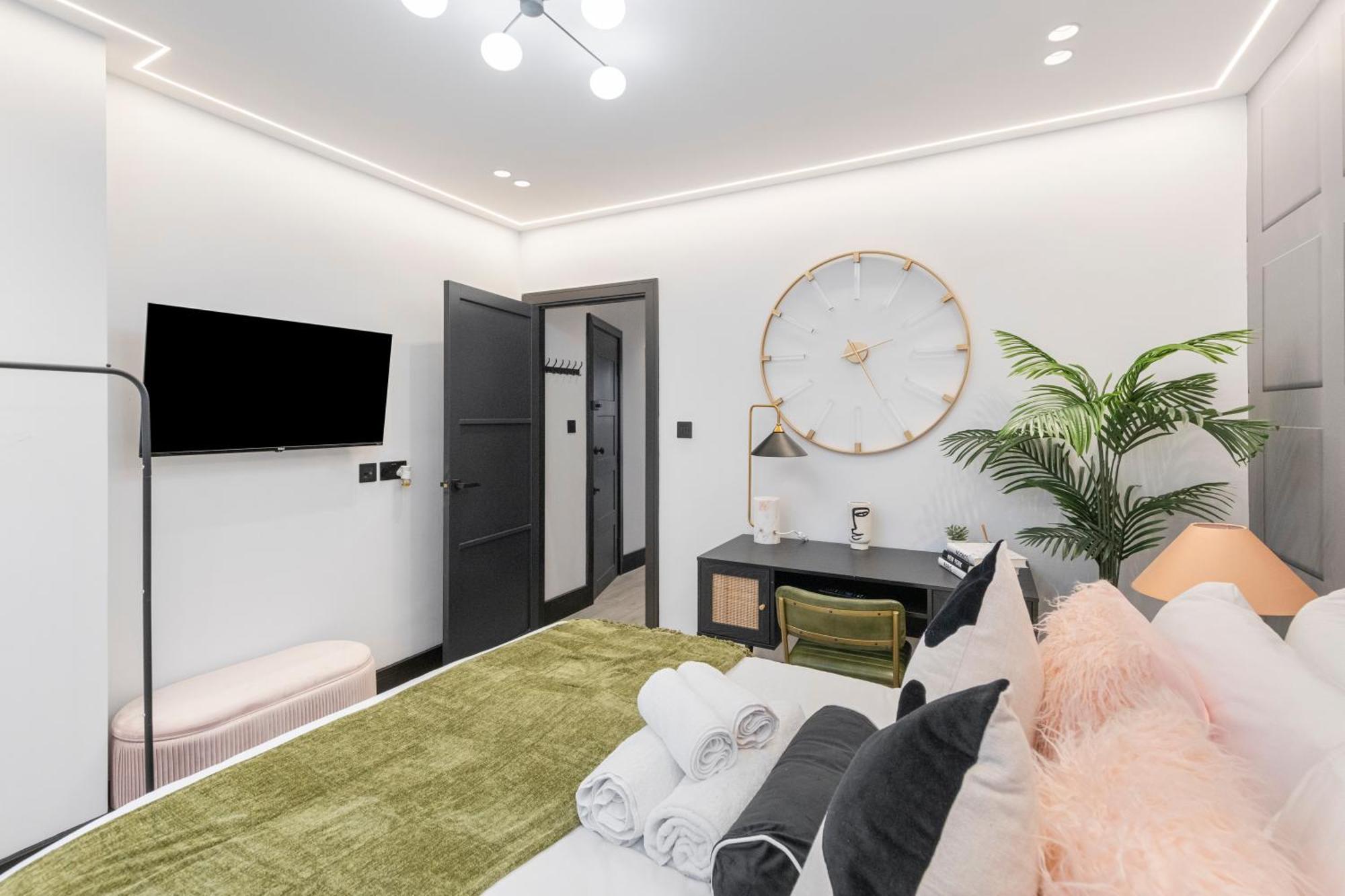 Unwind In Style 2Br With Cozy Backyard For Groups Apartman London Kültér fotó