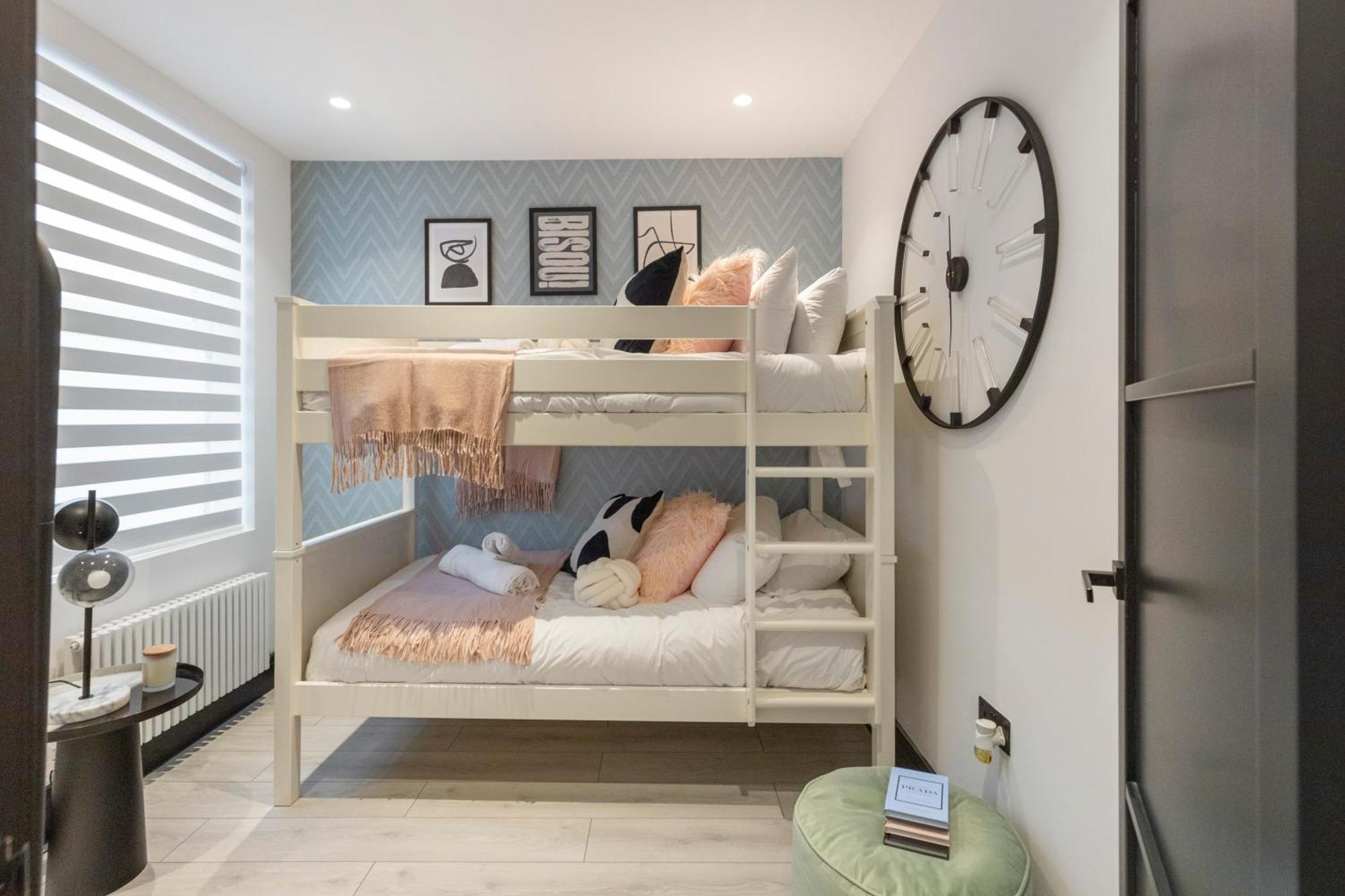 Unwind In Style 2Br With Cozy Backyard For Groups Apartman London Kültér fotó