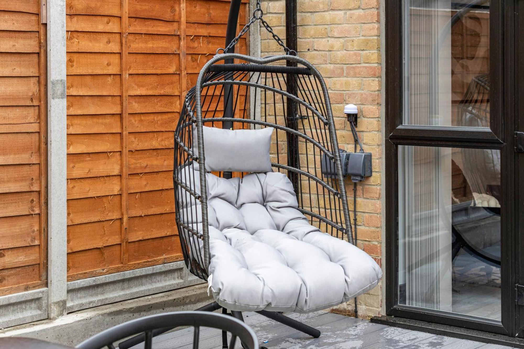 Unwind In Style 2Br With Cozy Backyard For Groups Apartman London Kültér fotó