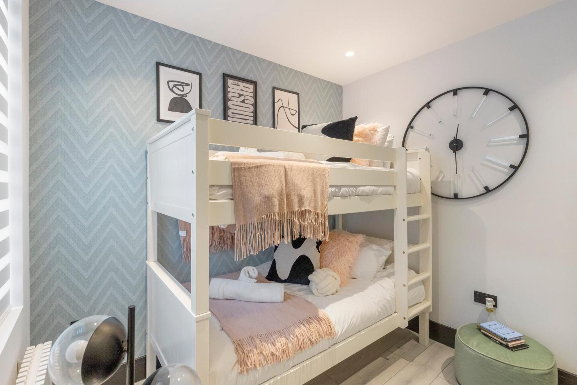 Unwind In Style 2Br With Cozy Backyard For Groups Apartman London Kültér fotó