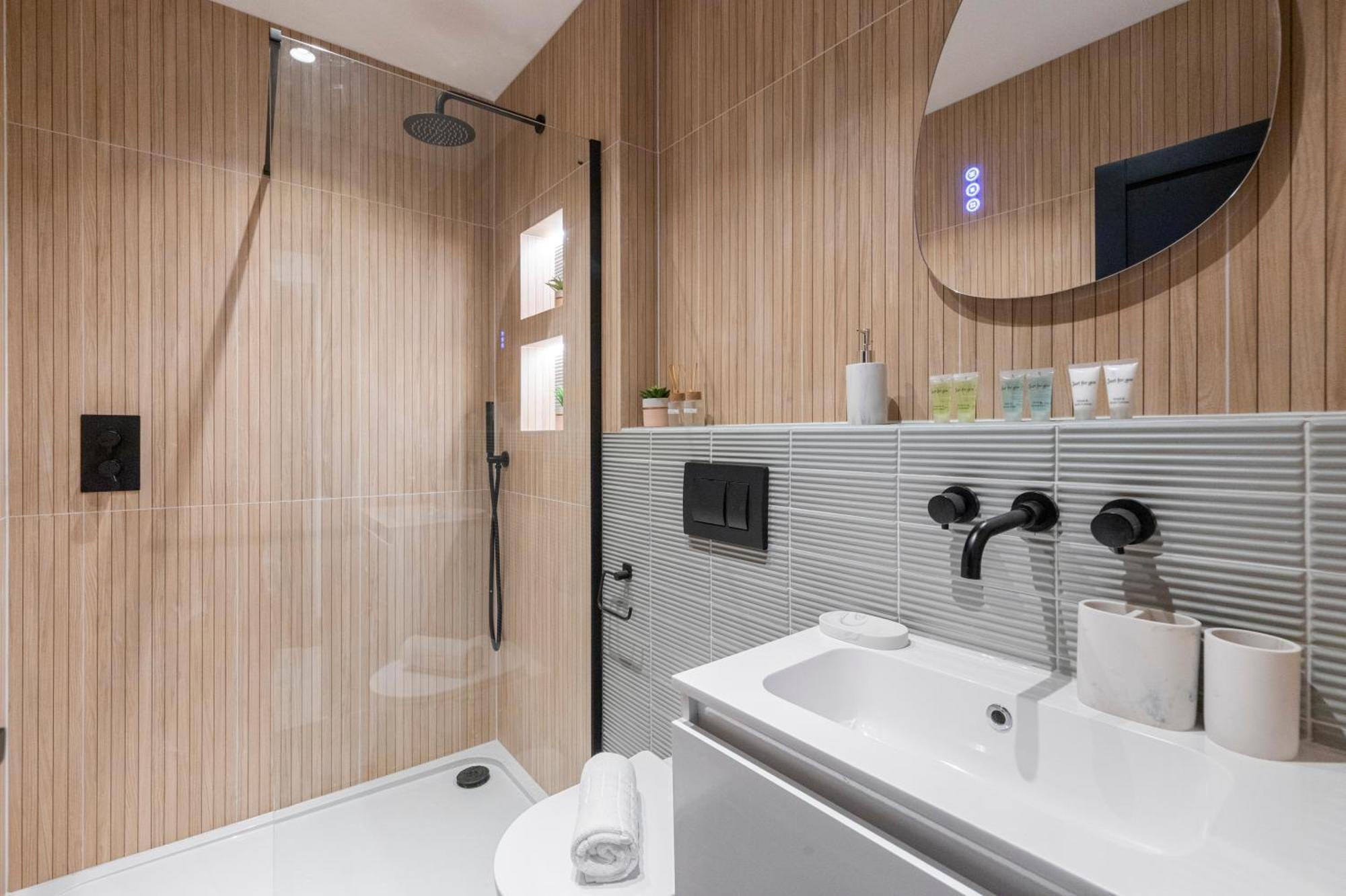 Unwind In Style 2Br With Cozy Backyard For Groups Apartman London Kültér fotó