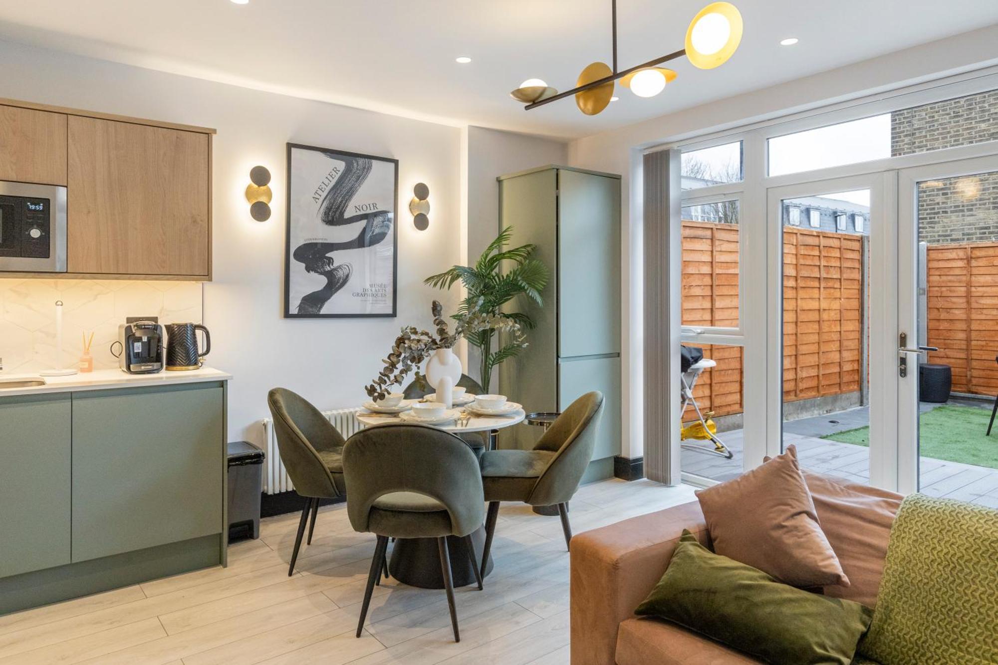 Unwind In Style 2Br With Cozy Backyard For Groups Apartman London Kültér fotó
