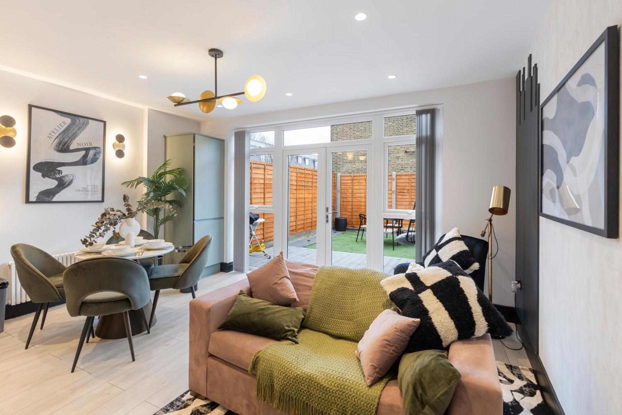 Unwind In Style 2Br With Cozy Backyard For Groups Apartman London Kültér fotó
