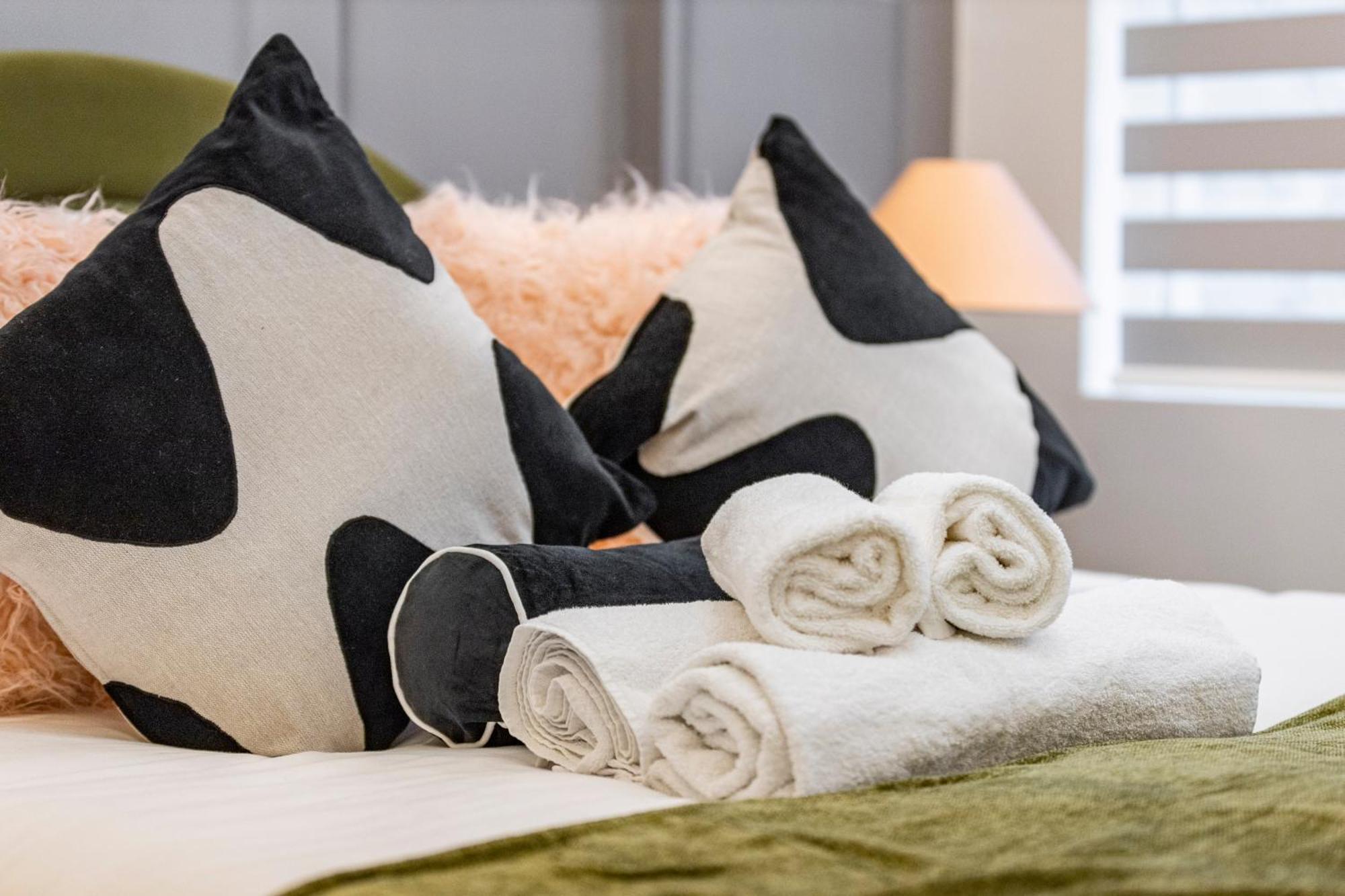 Unwind In Style 2Br With Cozy Backyard For Groups Apartman London Kültér fotó