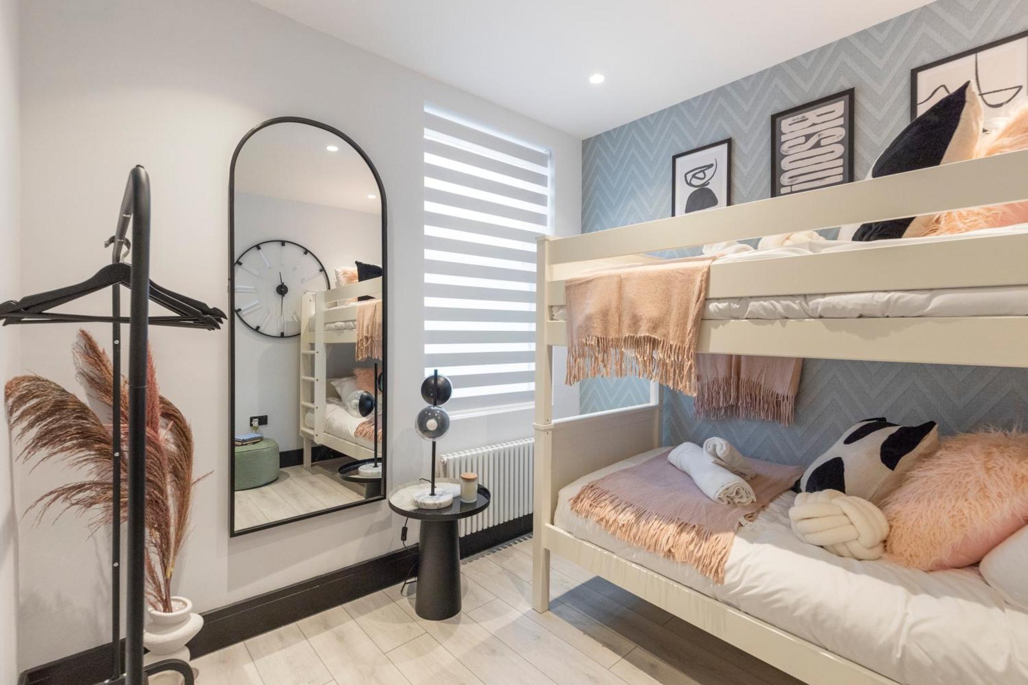 Unwind In Style 2Br With Cozy Backyard For Groups Apartman London Kültér fotó