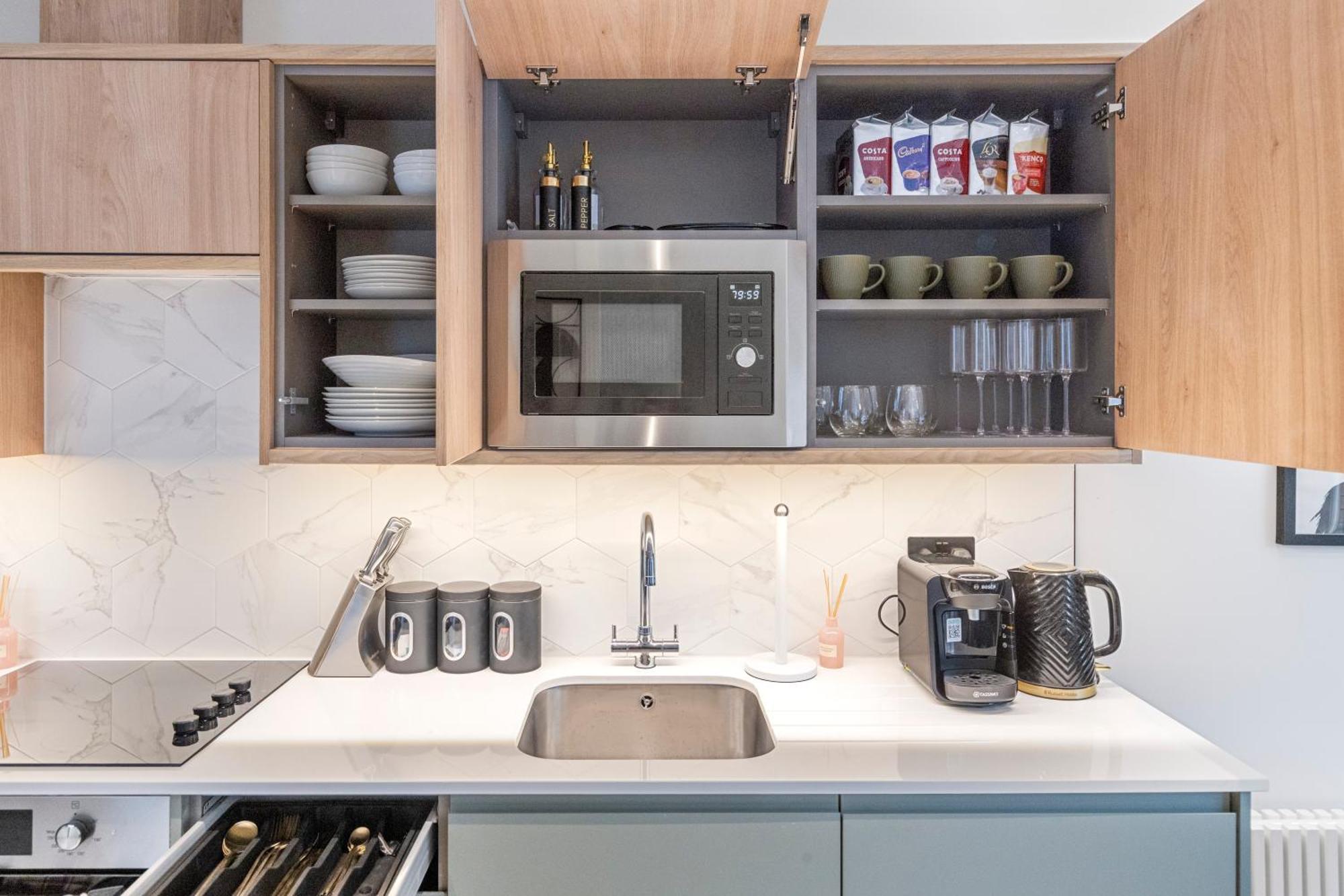 Unwind In Style 2Br With Cozy Backyard For Groups Apartman London Kültér fotó