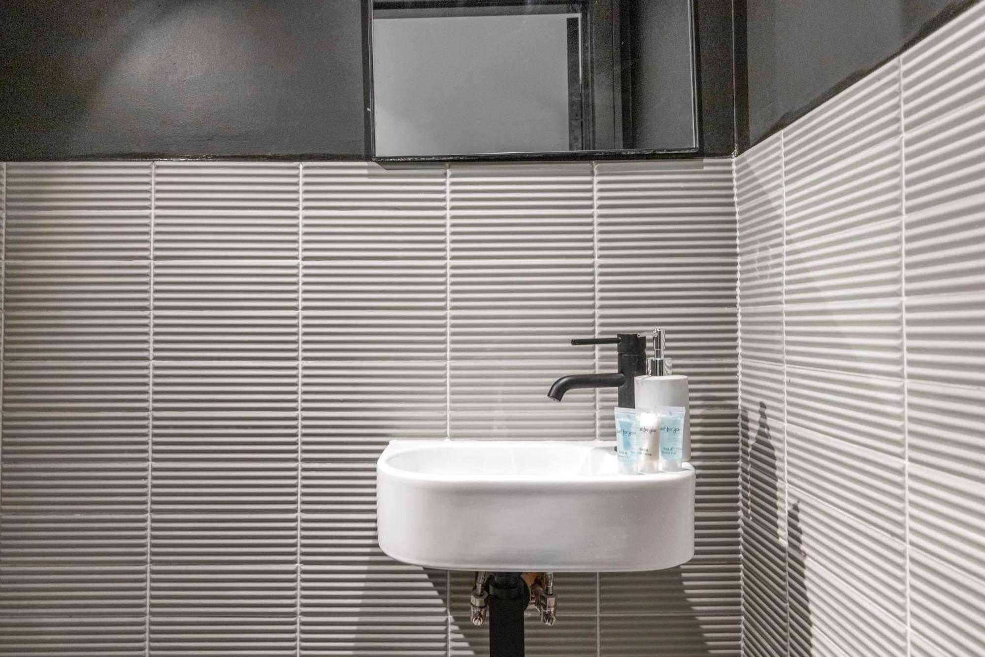 Unwind In Style 2Br With Cozy Backyard For Groups Apartman London Kültér fotó