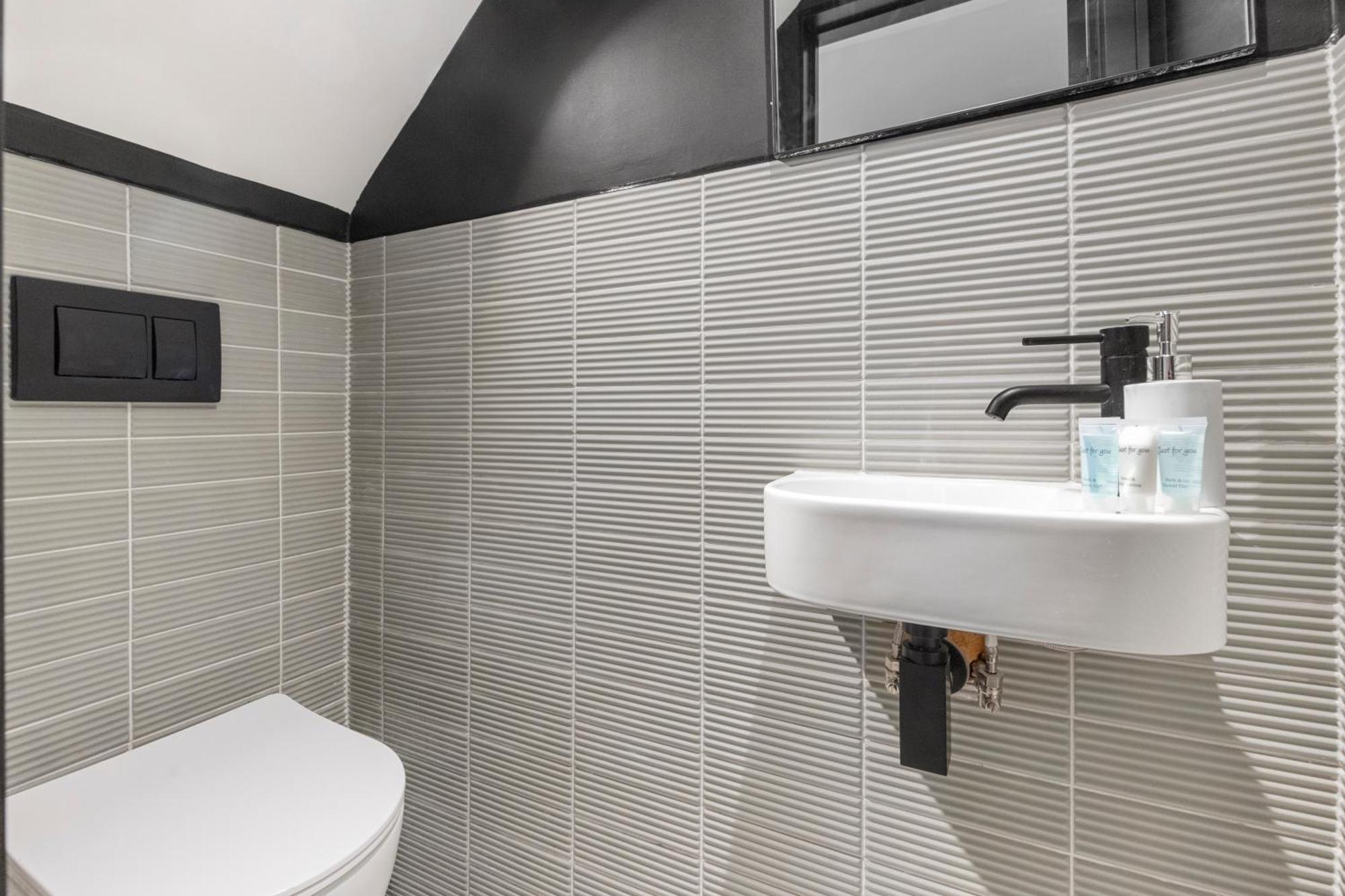 Unwind In Style 2Br With Cozy Backyard For Groups Apartman London Kültér fotó
