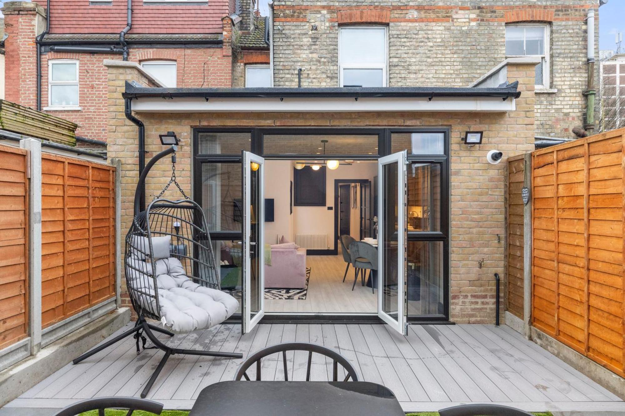 Unwind In Style 2Br With Cozy Backyard For Groups Apartman London Kültér fotó
