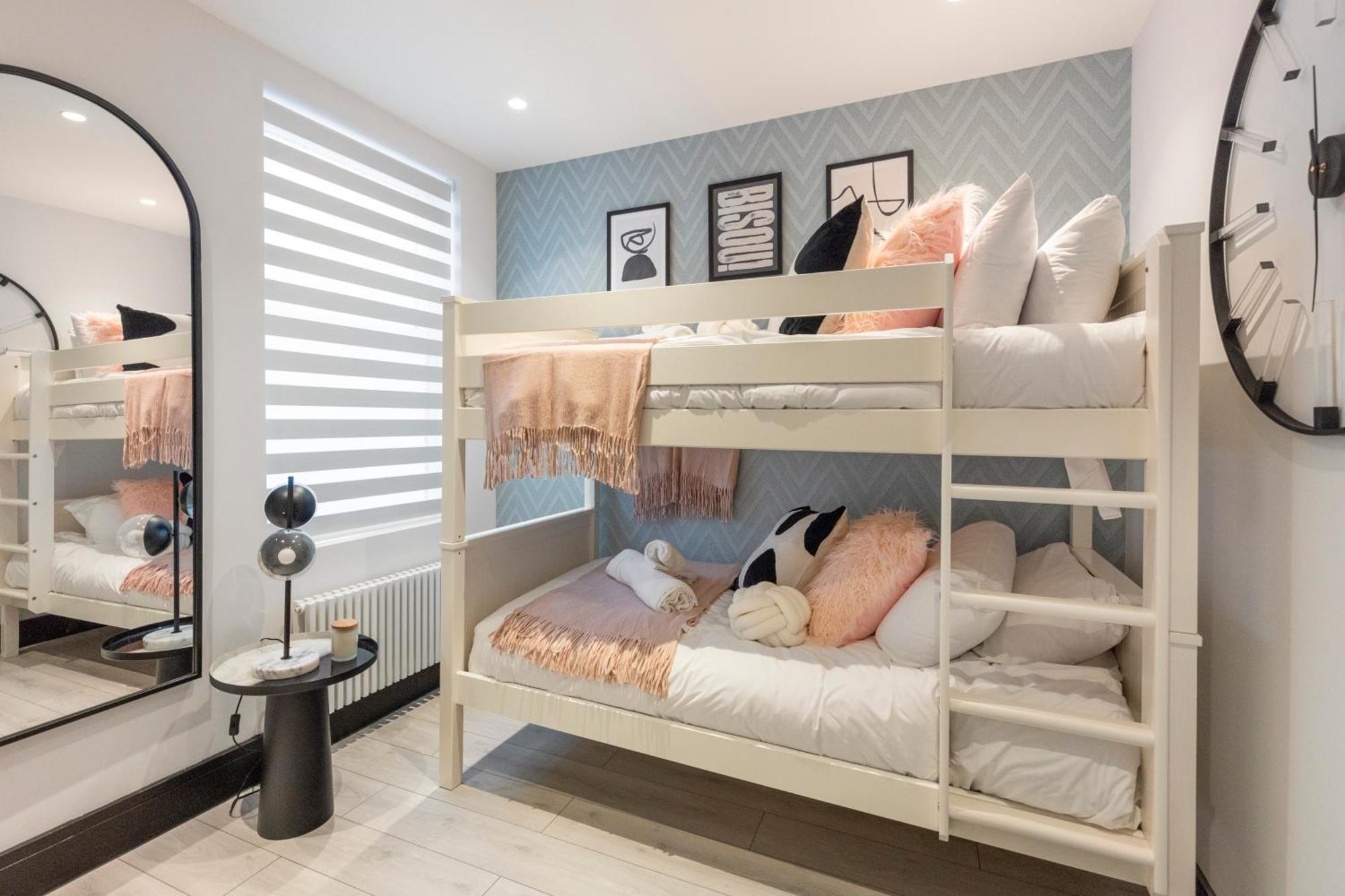 Unwind In Style 2Br With Cozy Backyard For Groups Apartman London Kültér fotó