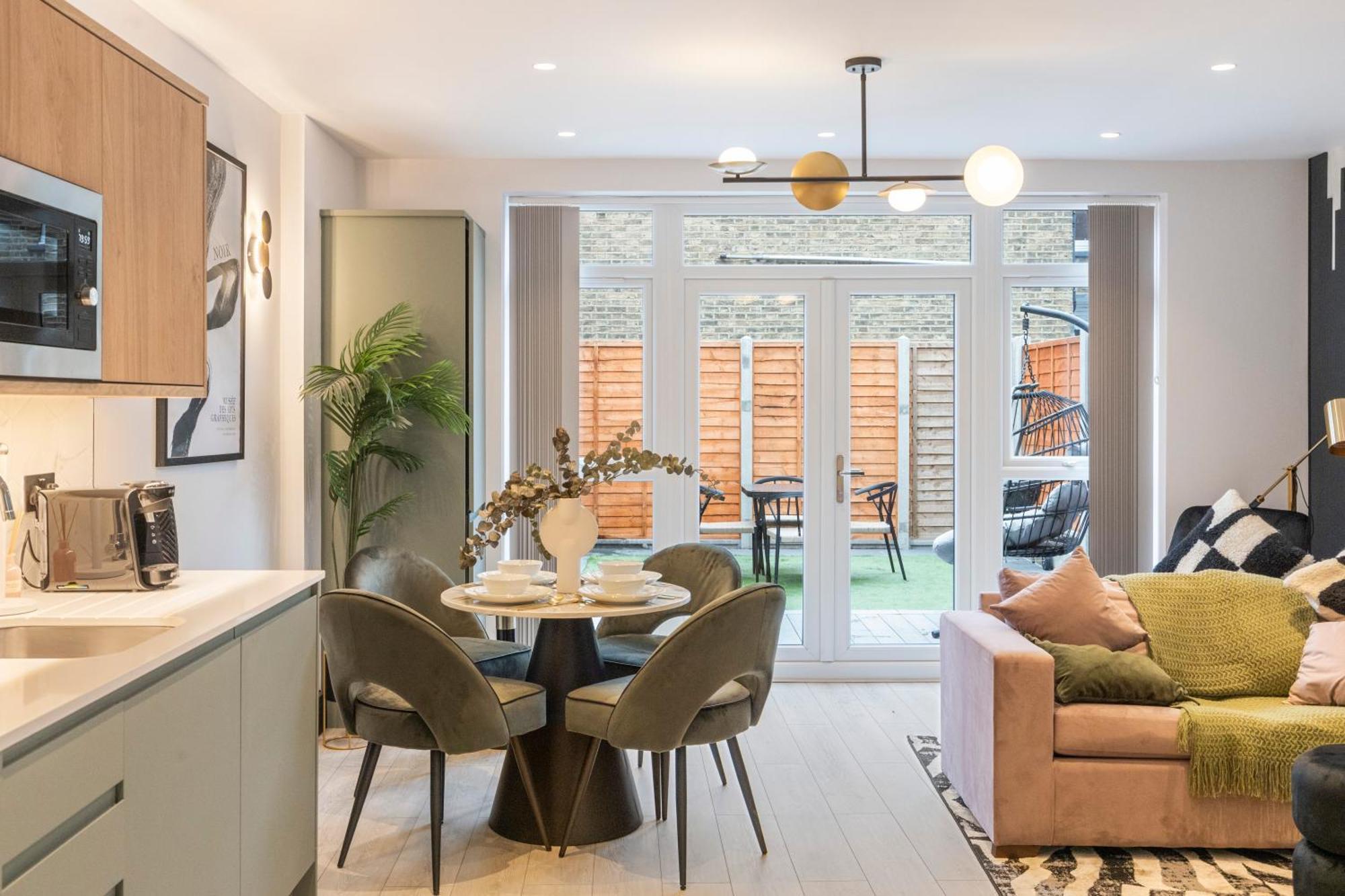 Unwind In Style 2Br With Cozy Backyard For Groups Apartman London Kültér fotó