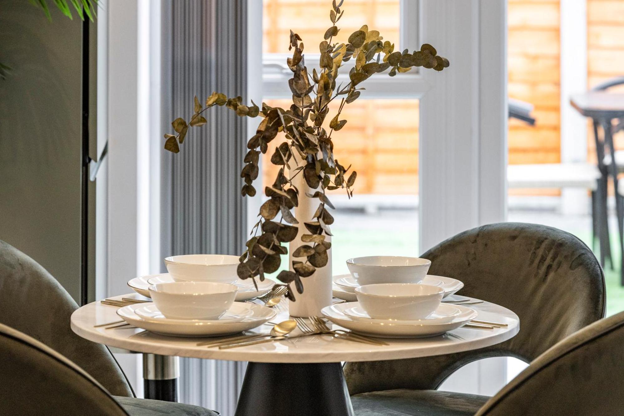 Unwind In Style 2Br With Cozy Backyard For Groups Apartman London Kültér fotó