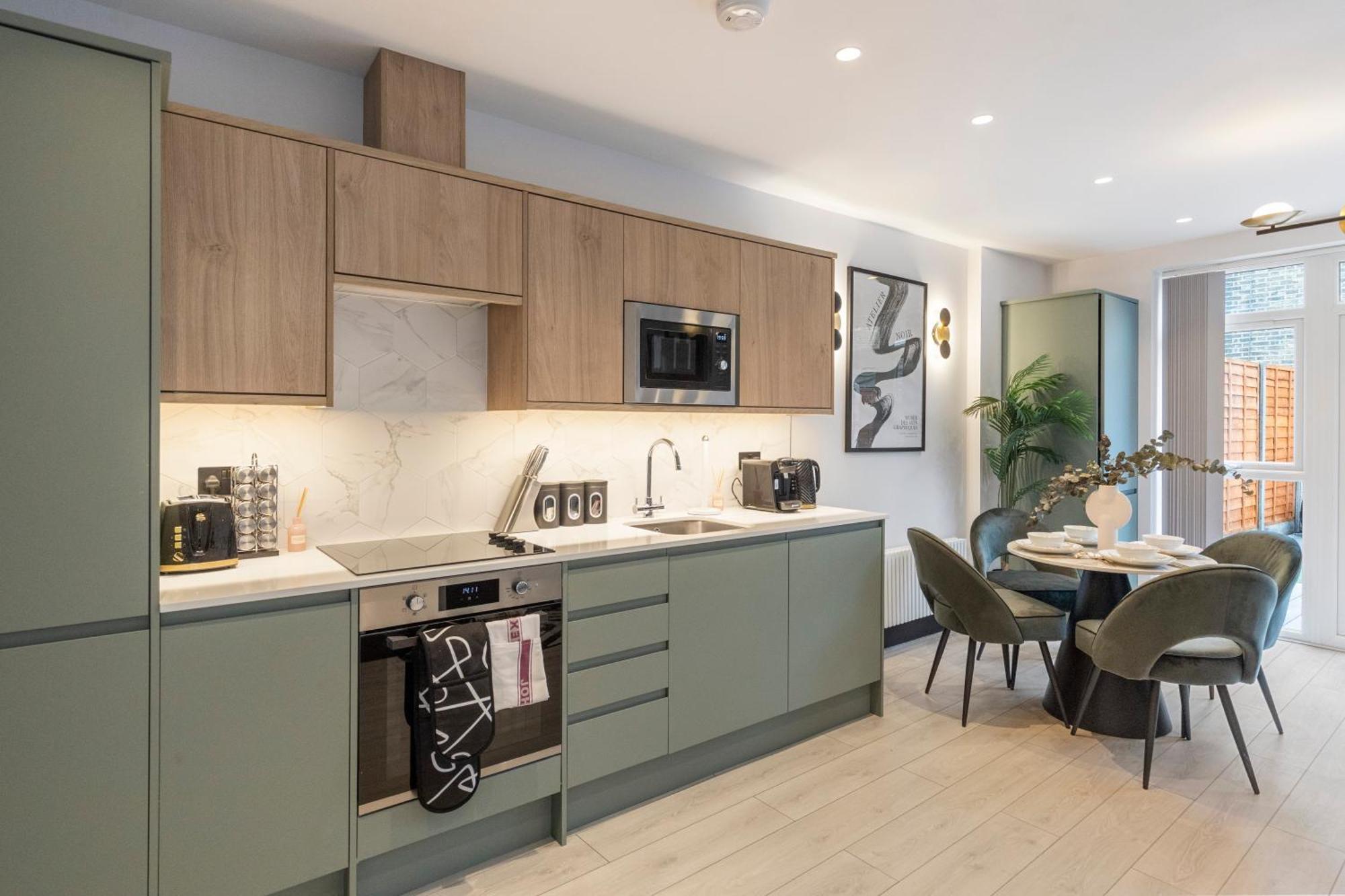 Unwind In Style 2Br With Cozy Backyard For Groups Apartman London Kültér fotó