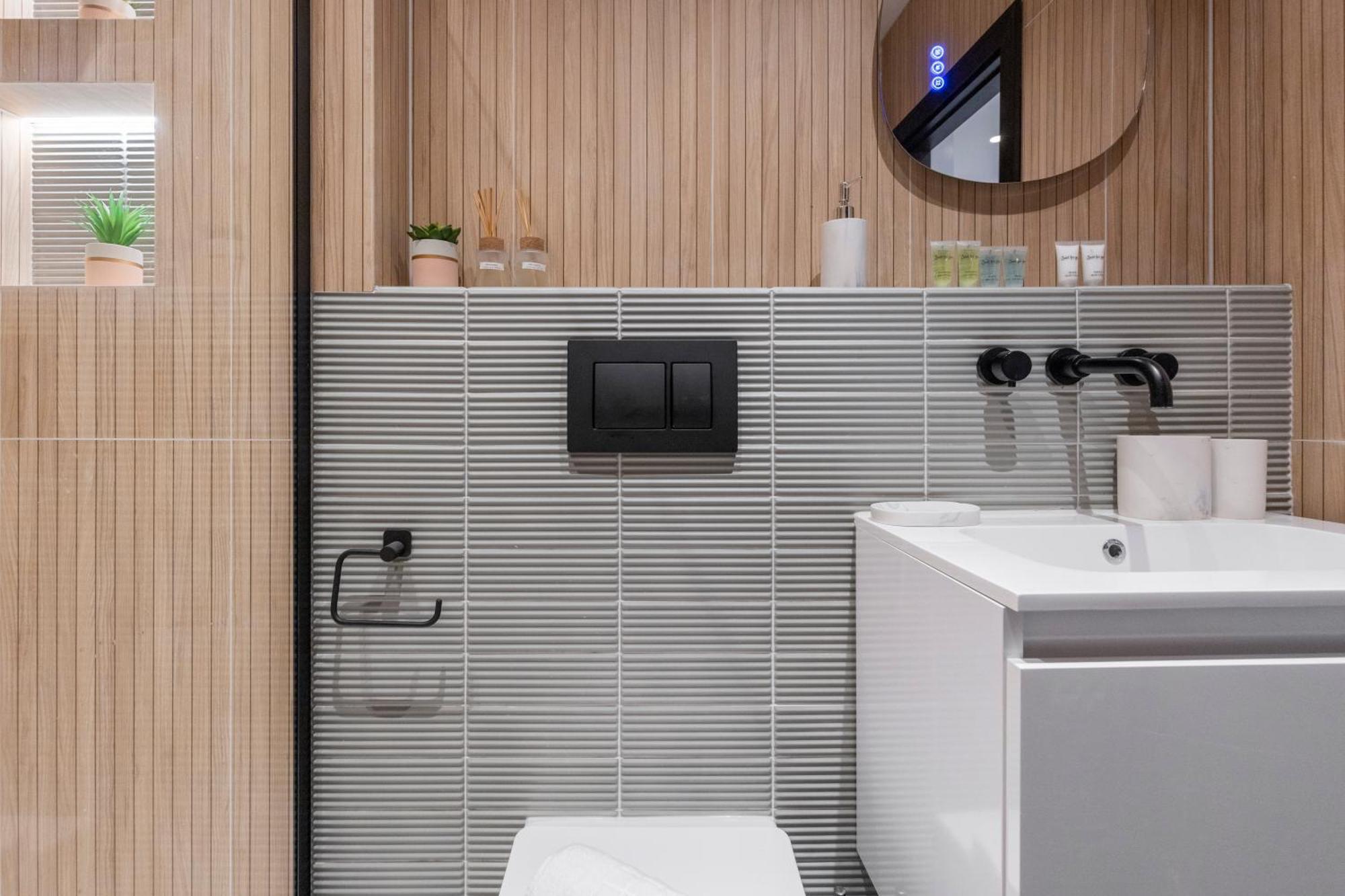 Unwind In Style 2Br With Cozy Backyard For Groups Apartman London Kültér fotó